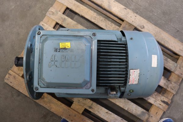 Motor eléctrico ABB – 37 kW. Reacondicionado. - Imagen 2